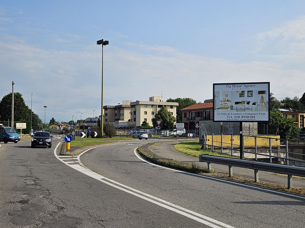 Via Trieste 30 mt primadi rotatoria di Via Galileo dir. Usmate