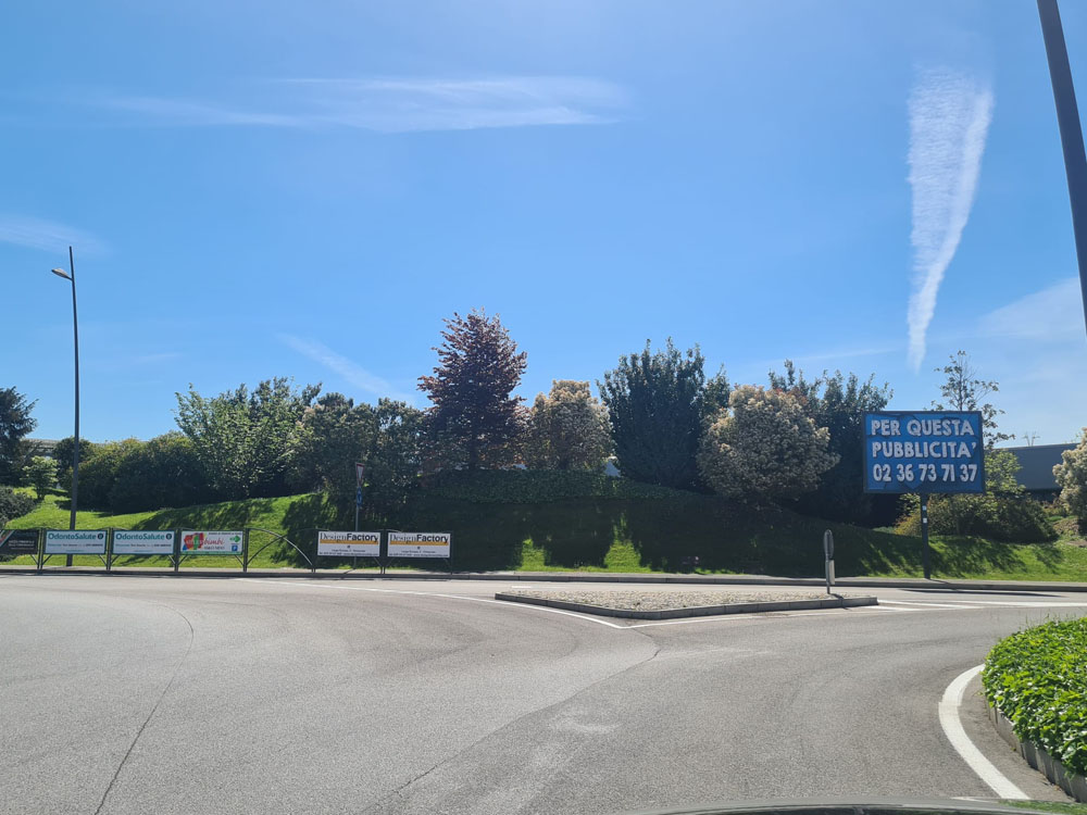 Via Energy Park 50 mt da rotatoria Via Monza e 30 mt da segnaledivieto di sosta