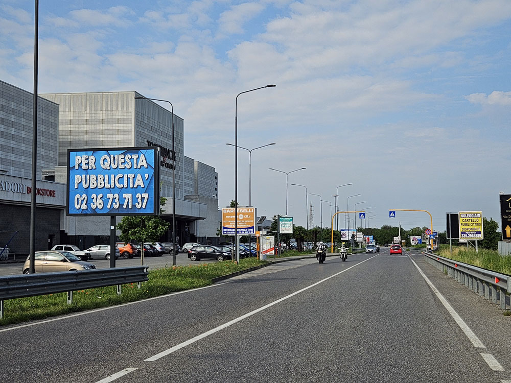 Via Milano 120 mt da rotatoria inizio S.P. 2 dir. Concorezzo lato sx