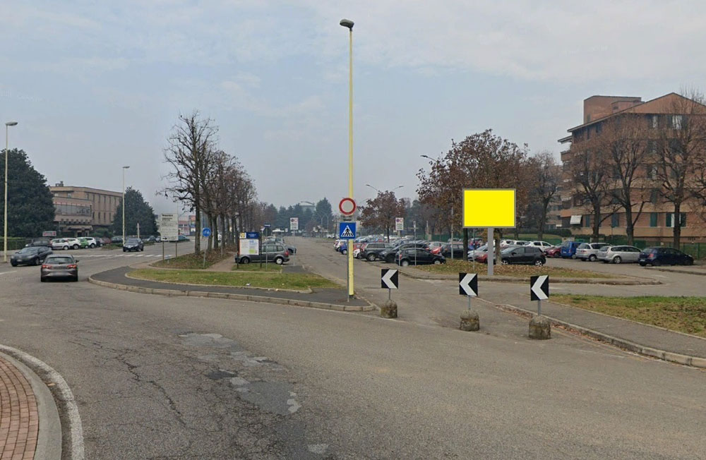 Via Lomellina interno parcheggio rotatoria con Via Guido Rossa dir. Centro città