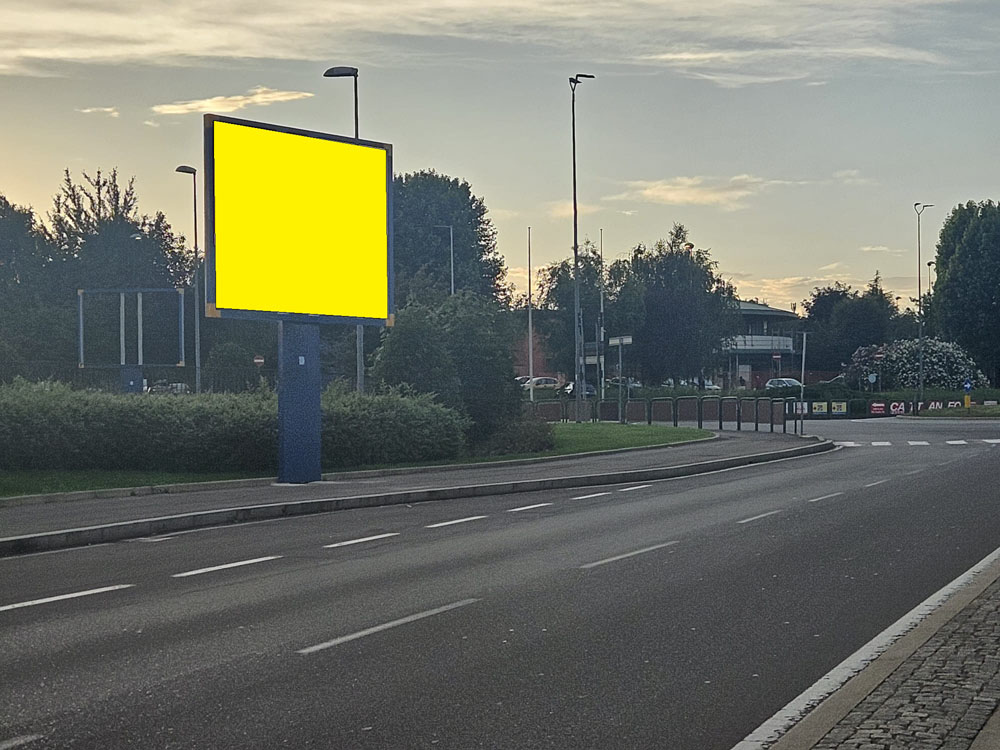 S.p. 233 Viale Europa f.te Esselunga lato sx dir. Gerenzano