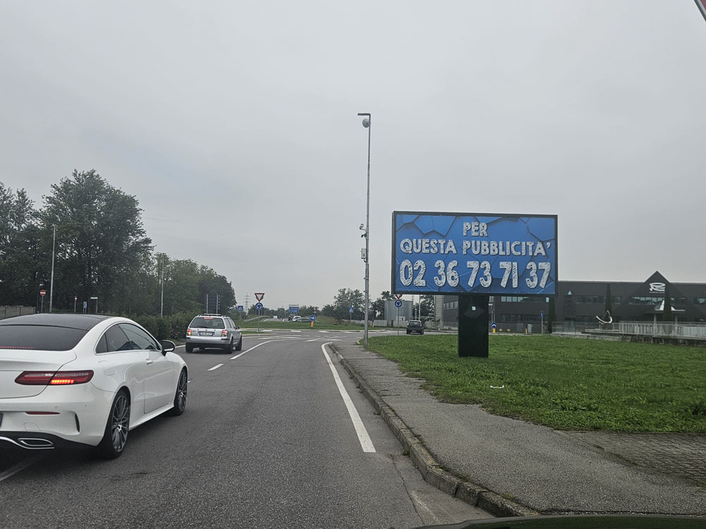 Via Einstein 30 mt dopo segnale di intersezione e 30 mt prima di tangenziale di Cassano
