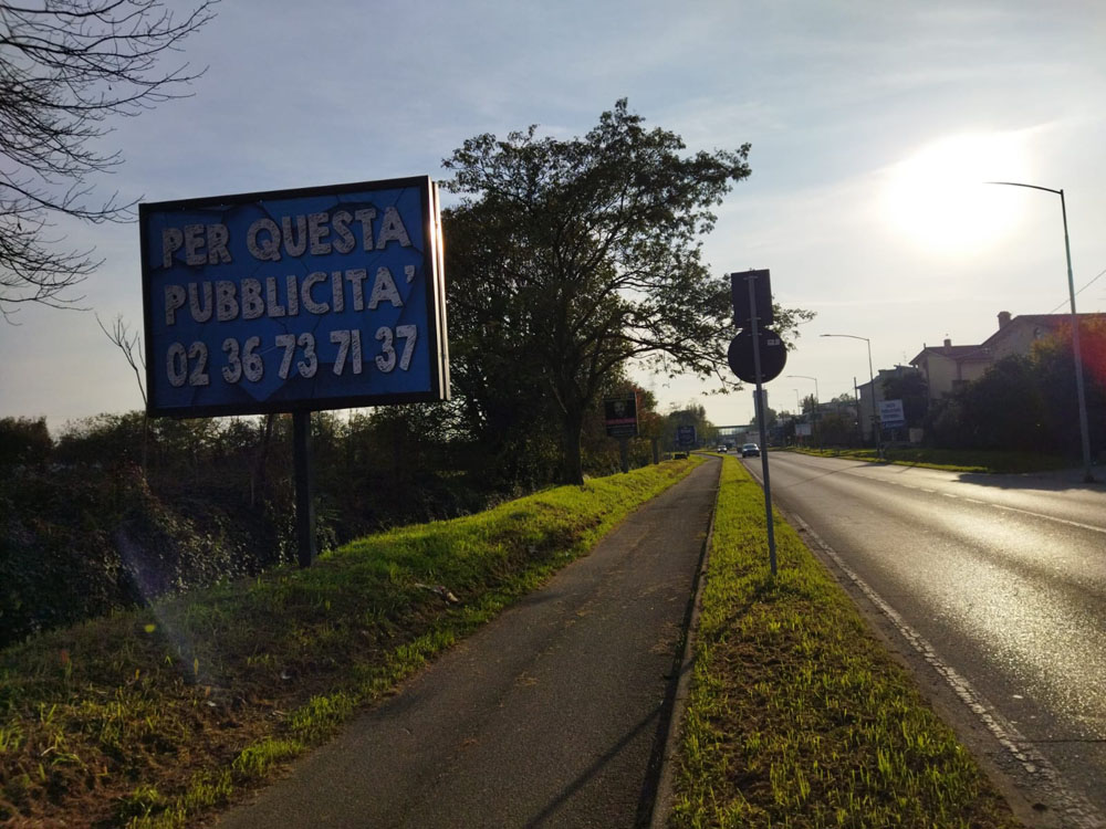 Viale Lombardia f.te civ. 367 - 30 mt prima e dopo cartelli pubblicitari IPAS dir. Cologno