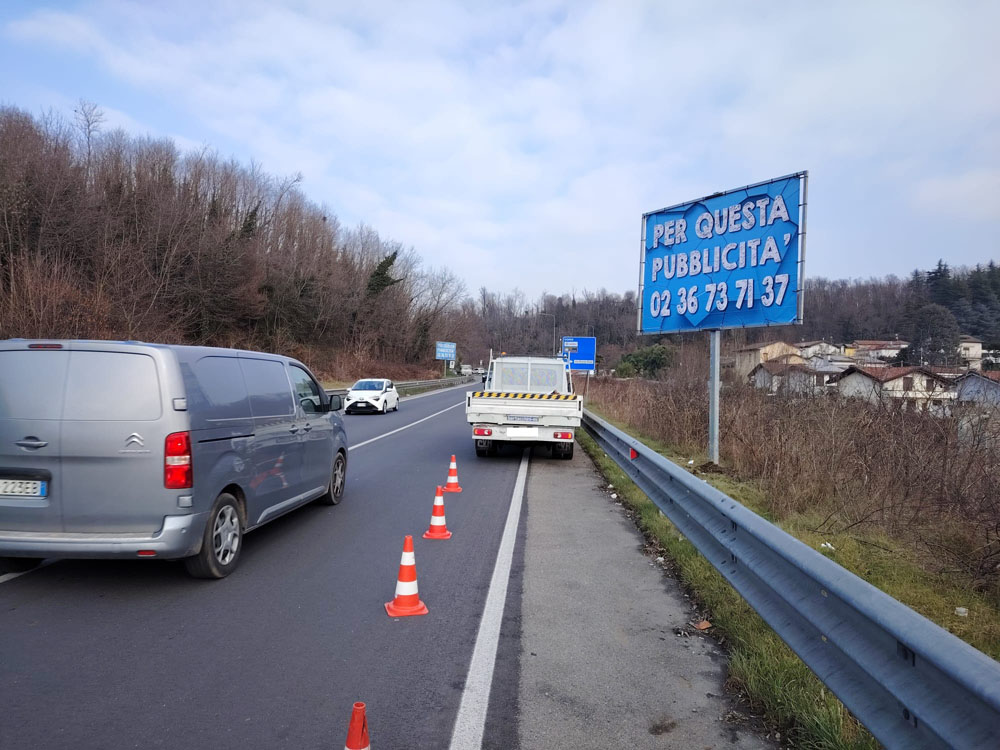 S.p. 35 Via Statale dei Giovi 100 mt prima di Via Monte Rosa dir. Como lato dx