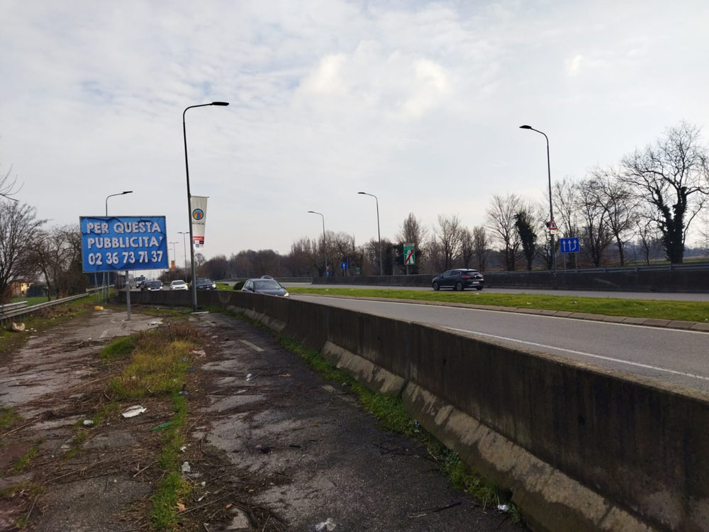 Via Novara dopo rotatoria uscita tangenziale ovest lato sx dir. Milano