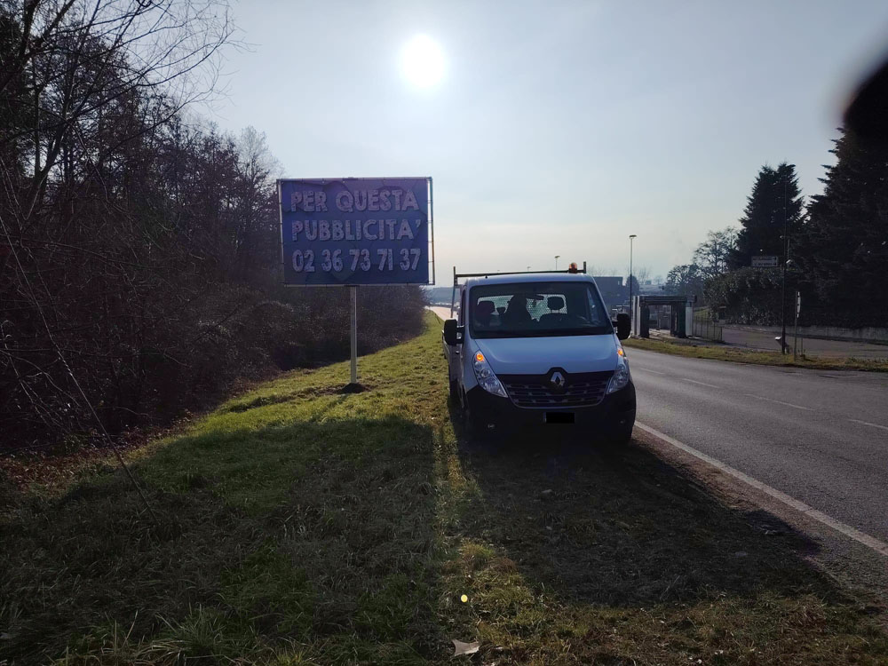 s.p. 24 20 mt dopo via del Lavoro lato sx  dir. Appiano Gentile