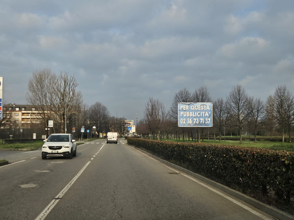 SS. 33 fronte Esso 25 mt dpo cartello B4